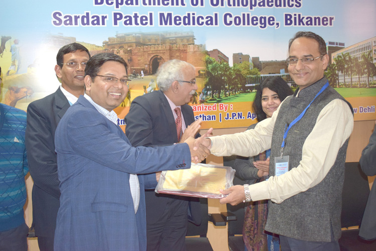 Being Felicitated by Dr. Tej Prakash Sinha of JPN Apex Trauma Centre, AIIMS - New Delhi